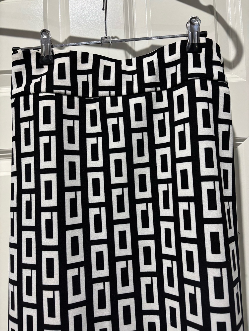 Ashley Stewart Black & White Geometric Print Pencil Skirt. 5% Spandex 95% Polyes